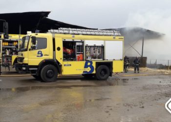 Un incendio calcina parte de una ganadería en Valdés y provoca quemaduras a varias vacas