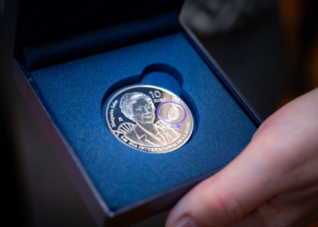 ¿Sabes cuál es el error que hay en la moneda de colección creada en homenaje al 8M?