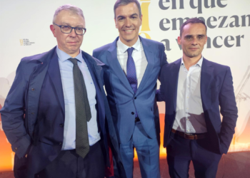 Dos docentes asturianos, presentes en el homenaje a la lucha contra la pandemia presidido por Sánchez