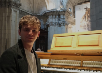 Carlos García, el gijonés que «da la nota» frente al órgano en la Catedral de Oviedo