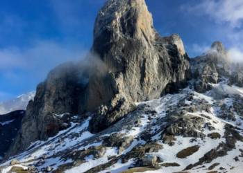 Rescatan a un hombre atascado en la nieve en Cabrales