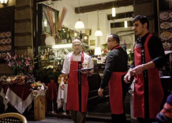 Diez horas de trabajo y sin descansos: la oferta laboral que cabrea a la hostelería asturiana