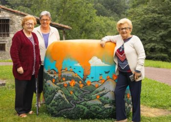 ‘Porrúa en bolas’, la novedosa iniciativa artística de este pueblo de Llanes