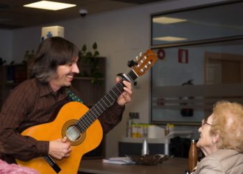 «No estamos a la altura de lo que las personas mayores nos demandan: unos mínimos de trato humano y tener a su gente cerca»