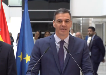 VÍDEO | Un individuo insulta a Sánchez en su paso por el HUCA: «¡Por siete votos tienes…!»