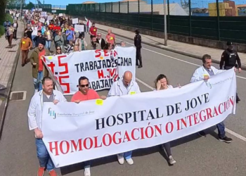 Trabajadores del hospital de Jove cortan el tráfico para reclamar mejoras en el convenio colectivo