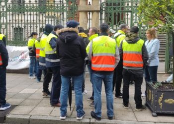 Trabajadores de Saint-Gobain se concentran ante la Junta en la primera jornada con paros convocados