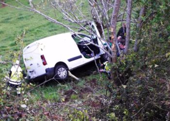 Una furgoneta se sale de la carretera en Grado y deja a su conductora herida y en el HUCA