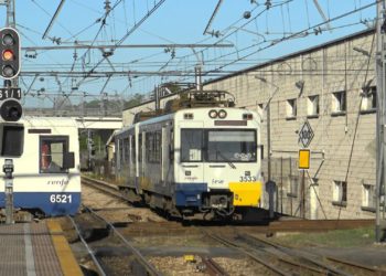 Un incendio en un tren obliga a interrumpir la circulación ferroviaria entre Carancos e Infiesto