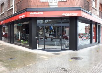 Roba un autobús en Gijón, ‘aluniza’ con él en un comercio de Avilés y huye en una bicicleta de la tienda