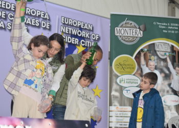 Más de 6.000 asistentes pasaron por Cimavilla en la Primer Sidre l’Añu «más complicada»