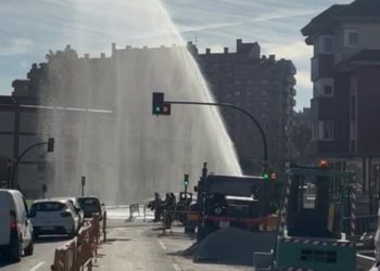 VÍDEO | El reventón de una tubería en Pablo Iglesias provoca un gran chorro de agua