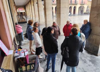 Las trabajadoras de ayuda a domicilio en Gijón protestan frente al Ayuntamiento: «Es una lucha continua por nuestras condiciones»