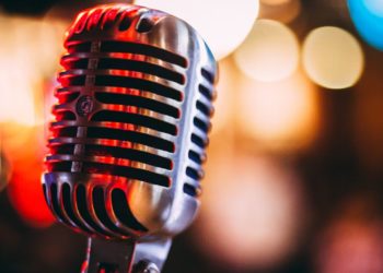 La música y el humor dan alegría al fin del curso en la Universidad Popular de Gijón