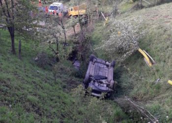 Herida una conductora tras chocar contra un camión y despeñarse desde doce metros en Tineo