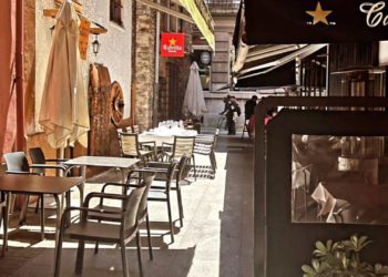 Espaciosa, la calle del centro de Gijón… En la que no hay espacio