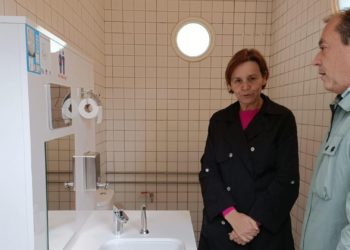Poniente estrena el primer baño adaptado para personas ostomizadas en un espacio municipal