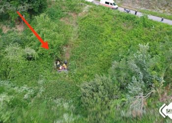 Herido un joven de diecinueve años tras precipitarse desde veinte metros a bordo de su coche en Pravia