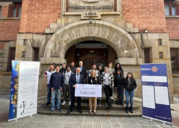 El Club Rotario de Gijón y Laboral Kutxa entregan el ‘cheque solidario’ al alumnado del Revillagigedo