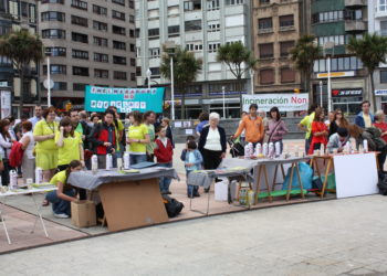 Tirón de orejas a los incumplimientos europeos del Gobierno asturiano con una colecta solidaria para parar la quema de residuos