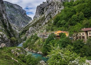 Fallece un pescador tras ser arrastrado por el río Cares