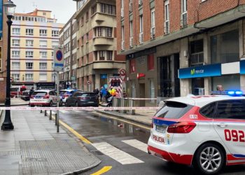 Un joven de dieciséis años pierde la vida en la avenida de la Costa tras caer desde un quinto piso