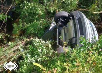 Un aparatoso accidente en El Franco deja dos heridos