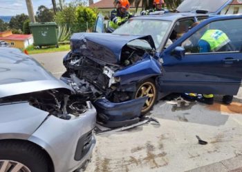 Una colisión frontal entre dos vehículos en Avilés deja cinco heridos