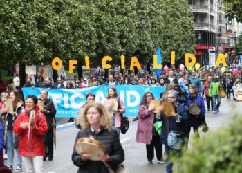 Todo listo para que la oficialidad del asturiano tome de nuevo las calles: «Ensin complexos y ensin mieu»