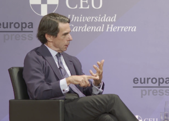 Barbón critica por redes las palabras de Aznar: «A esto me refiero con pasar la barrera del respeto»