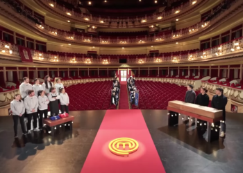 Lágrimas de emoción de Pepe Rodríguez al escuchar el Himno de Asturias: «Es un honor haber tocado la gaita en Oviedo»