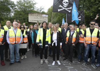 Yolanda Díaz se reunirá con Barbón para parar el cierre de Sekurit en Avilés: «Podemos impedirlo»