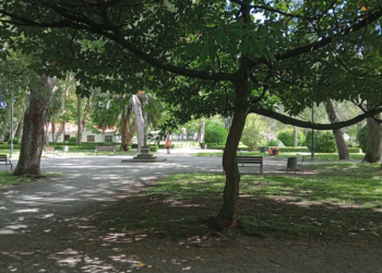 Denuncian la aparición de embutido con alfileres como cebo para perros en el parque Isabel La Católica