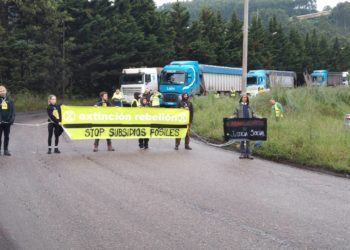 Activistas climáticos bloquean el acceso a Arcelor-Mittal en Gijón