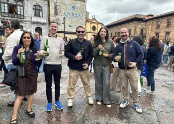 Cientos de personas se reúnen en un escanciado simultáneo por el Día Mundial de la Sidra