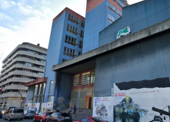 Encuentran los cadáveres de dos hombres en las puertas de la Casa Sindical de Gijón