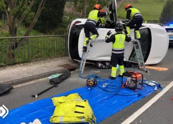 Un turismo vuelca en la localidad corverana de Los Campos y deja a su conductora herida
