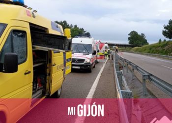 Un accidente en Valdés entre tres coches y un camión deja un herido con pronóstico grave