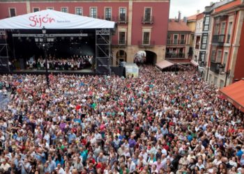 La instalación de casetas en la Semana Grande indigna a Hostelería Con Conciencia: «Todo vale en la villa de Jovellanos»