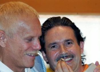 El allandés Emilio Menéndez llora la muerte de su marido Carlos Baturín, protagonistas de la primera boda gay en España