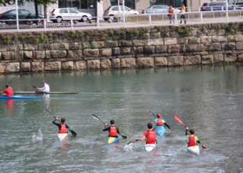 Los piragüistas del Grupo Covadonga se estrenan en aguas del Puerto Deportivo