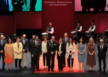 La gran velada de las Medallas de la Villa vuelve a llenar el Teatro Jovellanos