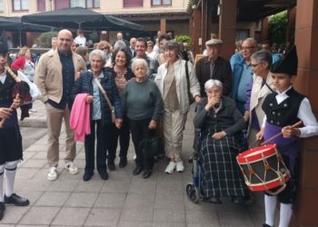 La Asociación Vecinal de Moreda cumple treinta años rindiendo honores a sus veteranos absolutos