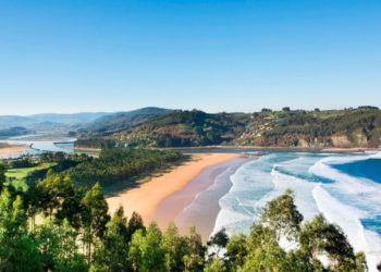 Tragedia en la playa de Rodiles: un hombre muere al salir del agua