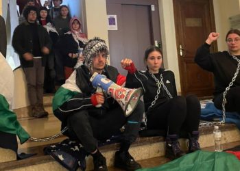Encadenados por Gaza: la plataforma UniOvi por Palestina se encierra en el rectorado de la Universidad