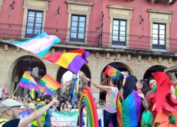 No será en el Consistorio… Pero sí en Deva; el izado de la bandera ‘arco iris’ marca hoy el inicio del ‘Orgullín’