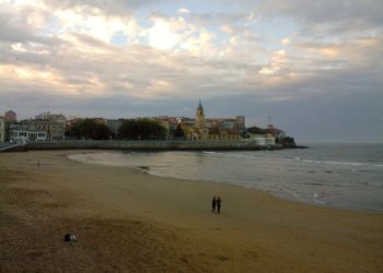 Hallan el cadáver de un hombre en la playa de San Lorenzo