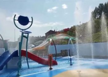 Los chorros ya funcionan en el primer ‘parque acuático’ de Asturias: «Ya queda menos para su inauguración»