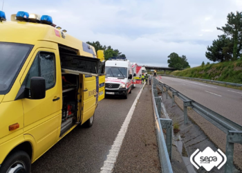 Un accidente en Valdés entre tres coches y un camión deja un herido con pronóstico grave