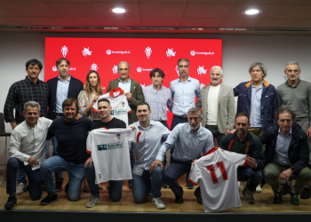 El Sporting presenta su camiseta solidaria para ayudar a la investigación de la ELA